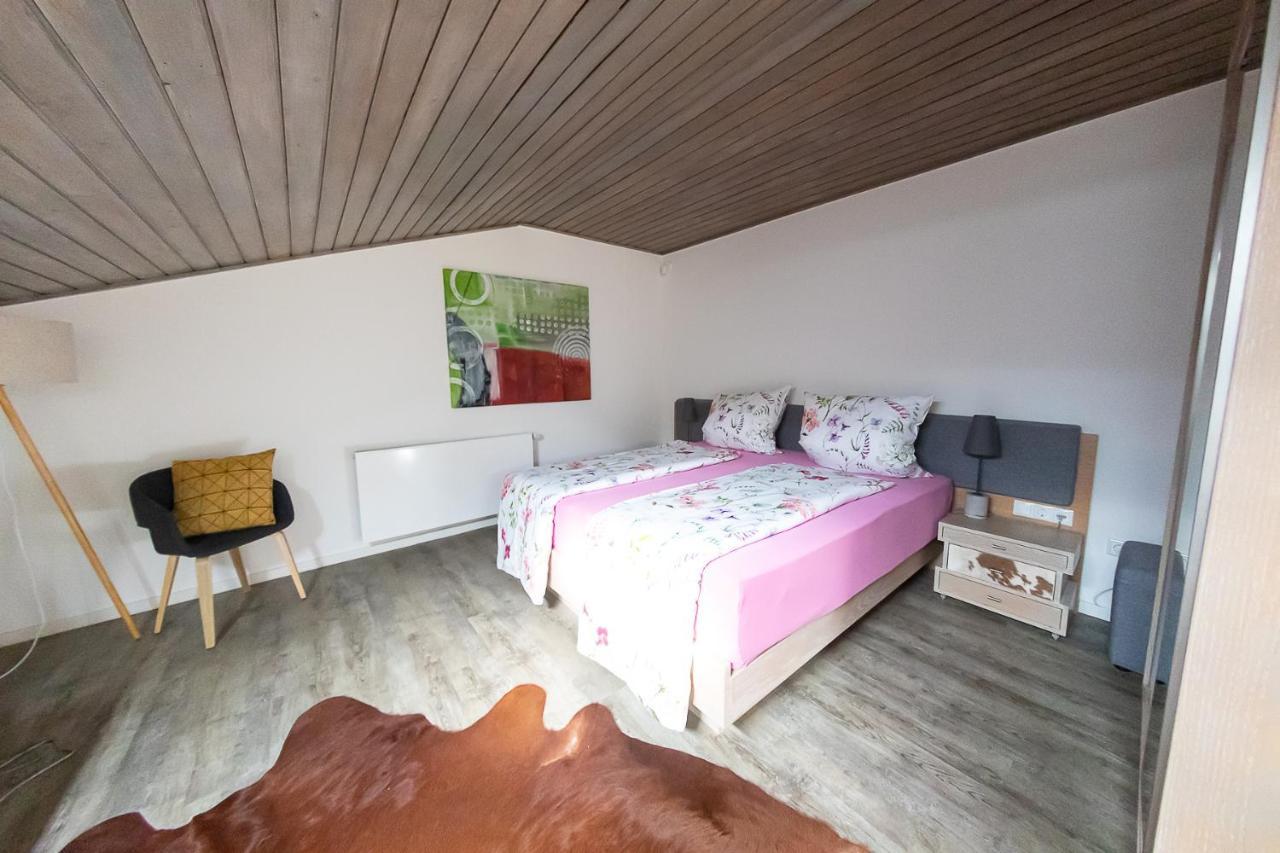 Ferienwohnung VIP Deluxe 107qm auf zwei Etagen 1 Dopplezimmer EG 1 Doppelzimmer auf der Galerie sowie 2 Badezimmer und komplette Küche mit Mikrowelle und Backofen Ideal für 1 bis 6 Gäste Direkter Blick auf Garten und Bergblick Alles nur nicht 0815 Schliersee Exterior foto